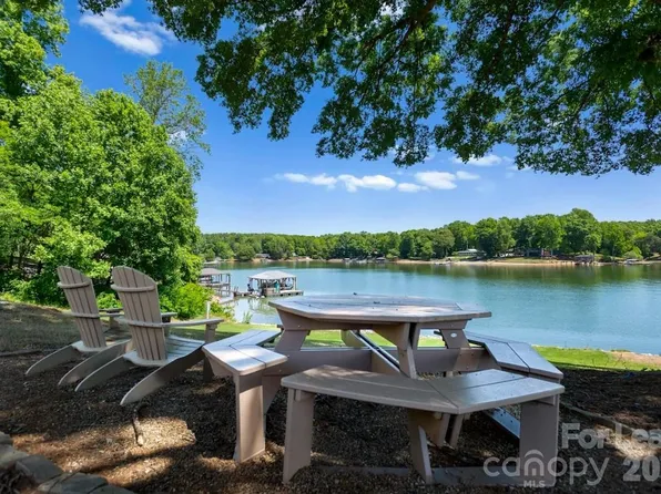 7113 Brookview Ln, Sherrills Ford, NC 28673