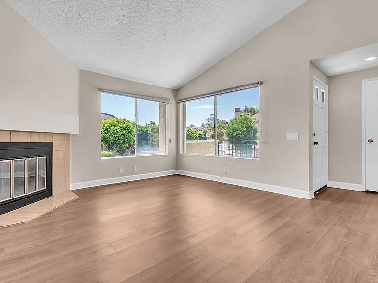 89 Stanford Ct — Photo 5