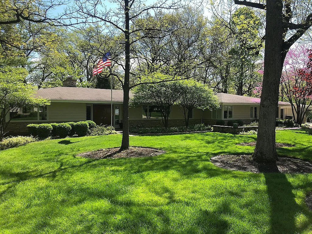 451 Beverly Pl photo 1