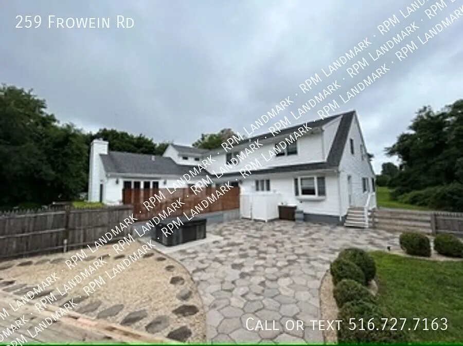 Beautiful and expansive 4BR/3BA in Center Moriches for Rent — Photo 3