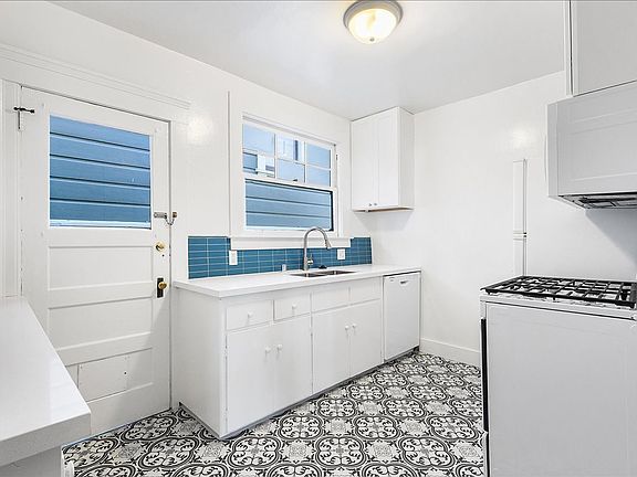 4th image of 2134-2138 Clinton Ave #2134