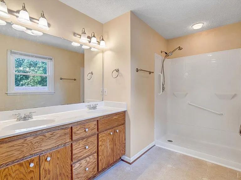 405 Oakland Cir — Photo 21