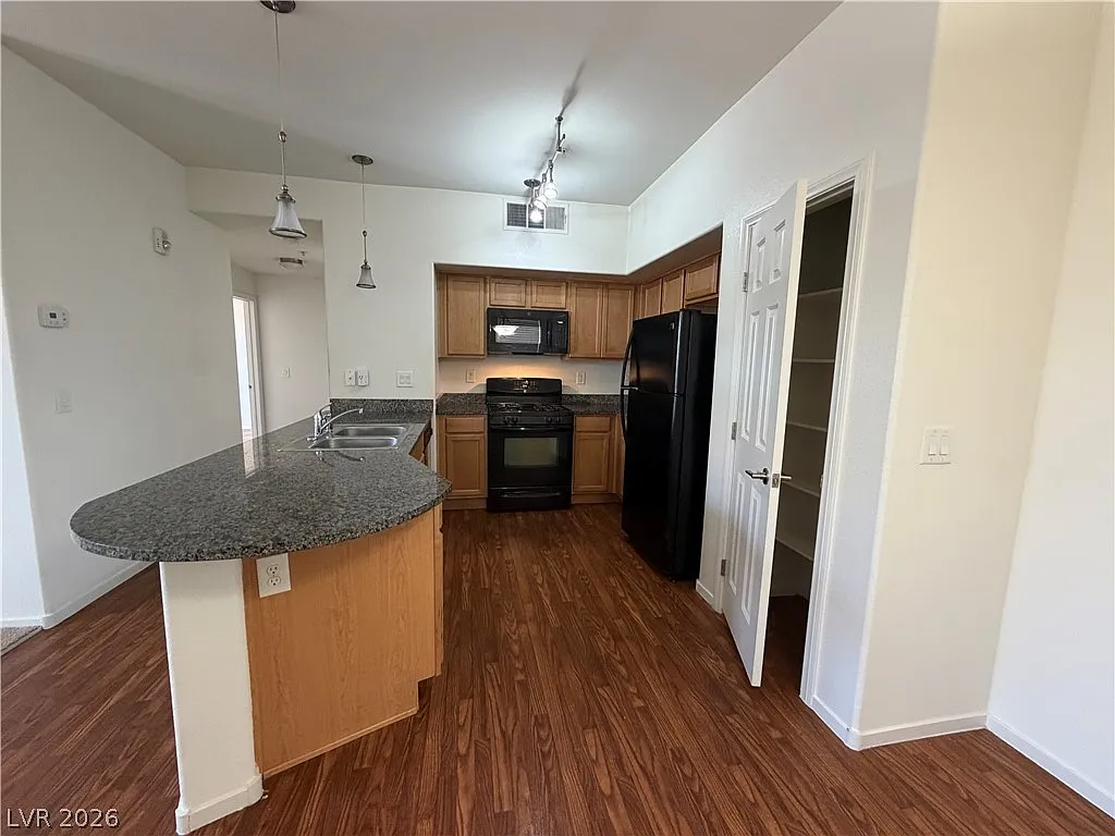 3 bed, 2.0 bath, 1268 sqft, $1,740 — Photo 2