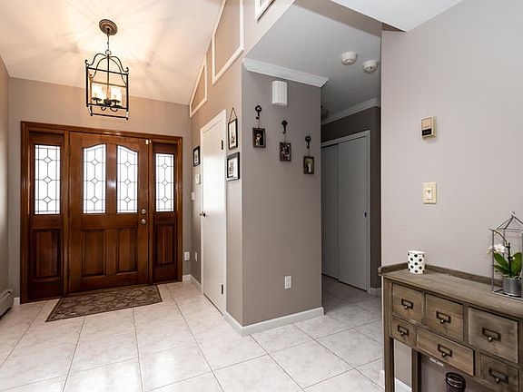 5th image of 546 Rebecca Ln