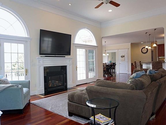 5th image of 33 Lauren Ln