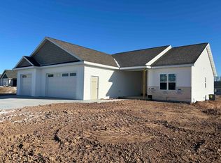 5700 N Acadia Dr, Appleton, WI 54913