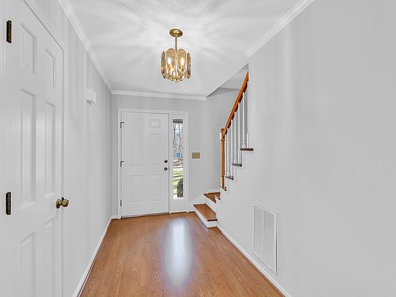 4th image of 103 Oak Meadow Dr