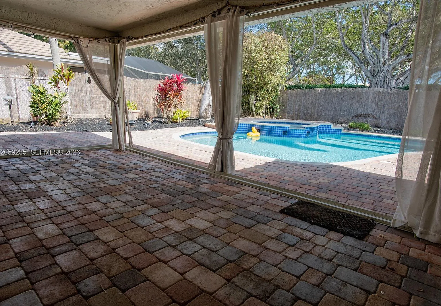 3 bed, 2.0 bath, 1922 sqft, $5,300 — Photo 2