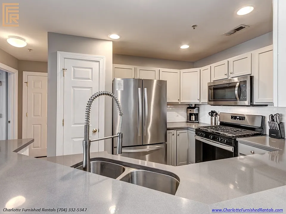 718 W Trade Street — Photo 3