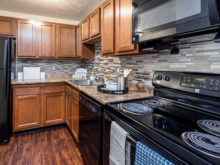 Webster Manor Apartment Homes — Photo 4