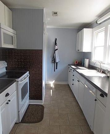 2nd image of 201 Clegg St