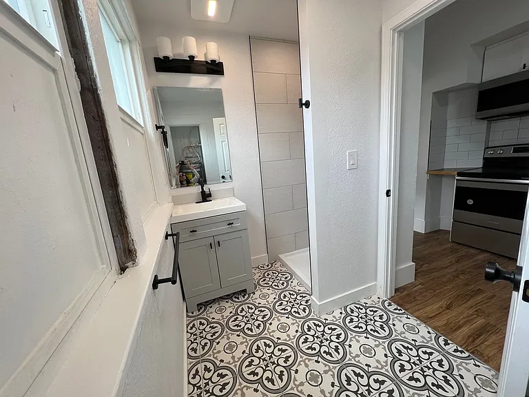 Adams Apartments — Photo 17