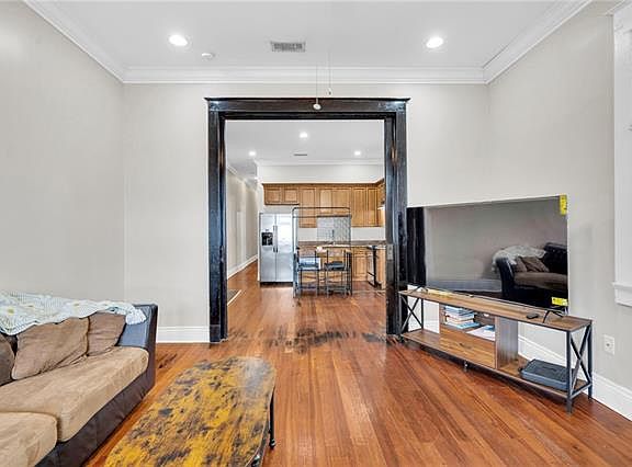 4th image of 2109 Columbus St