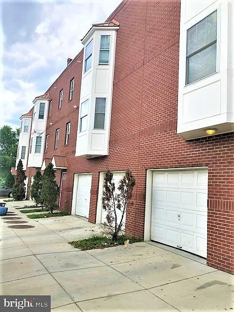 3 bed, 600 sqft, $2,300 — Photo 4