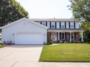 1502 Beckenham Dr, Bloomington, IL 61704