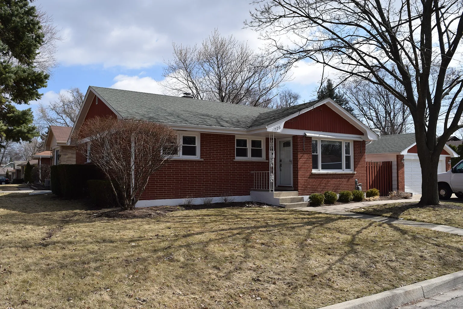 725 McKinley Ave photo 1