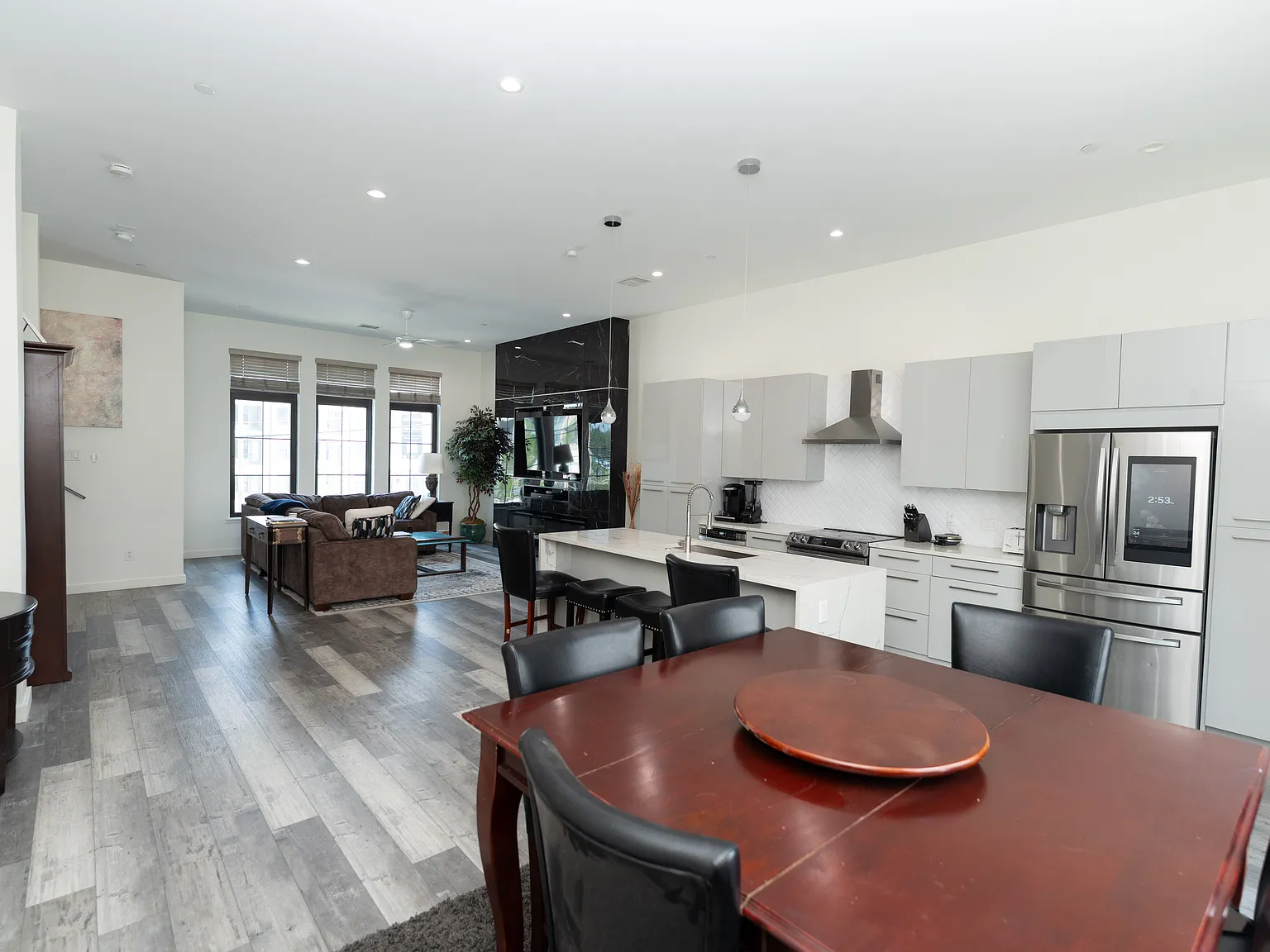 3 bed, 2083 sqft, $4,300 — Photo 4