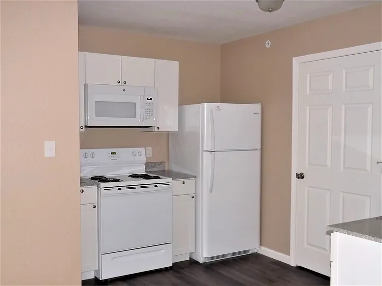 2 Bedroom 1 Bath — Photo 9