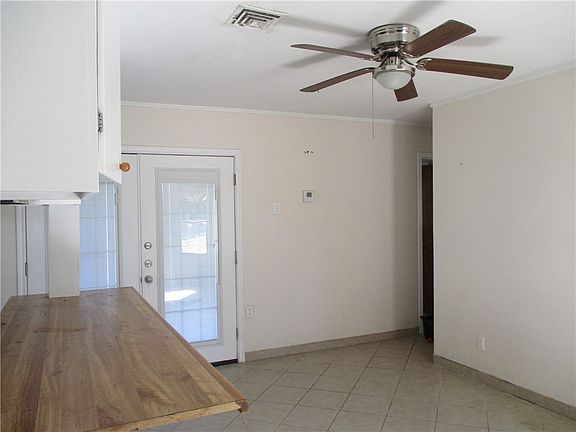 4th image of 351 N Houston St