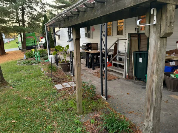6309 Nisbet Ct, Slatington, PA 18080
