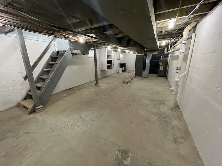 427 W 22nd St — Photo 12