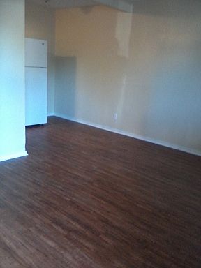 1st image of 515 N Oak St APT 109