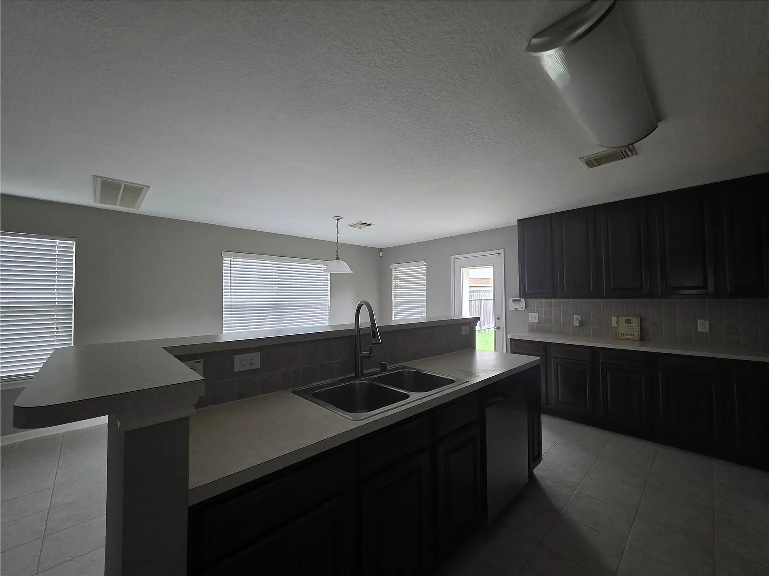 4 bed, 2.5 bath, 2418 sqft, $2,200 — Photo 4