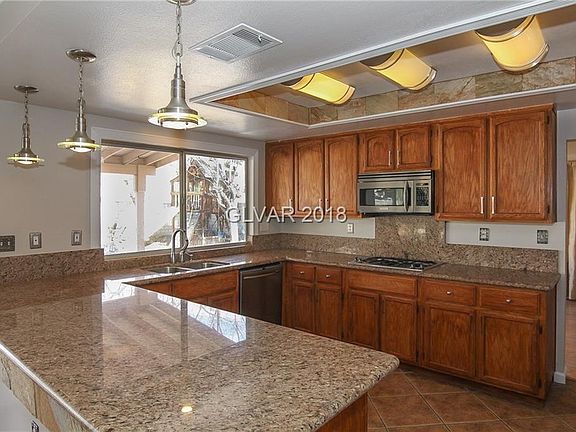 4th image of 1002 Whitehollow Ave