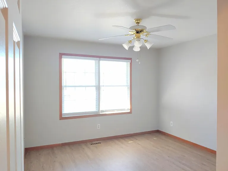 912 Waters Edge Rd — Photo 13