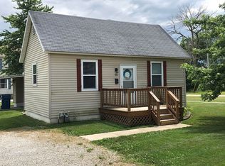 98 W Clay St, El Paso, IL 61738