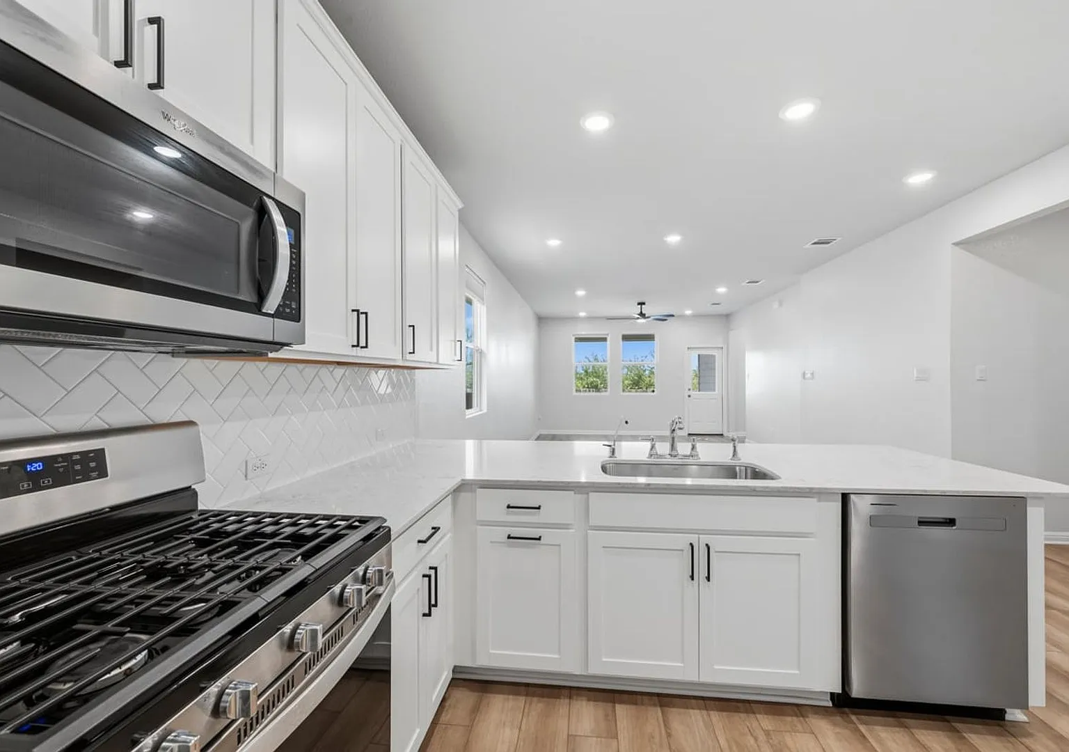 Space You'll Love. Location You'll Appreciate 4 bedroom -2 baths — Photo 4