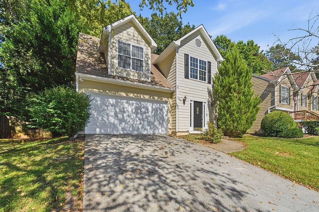 3 bed, 2.5 bath, 1843 sqft, $2,200 — Photo 2
