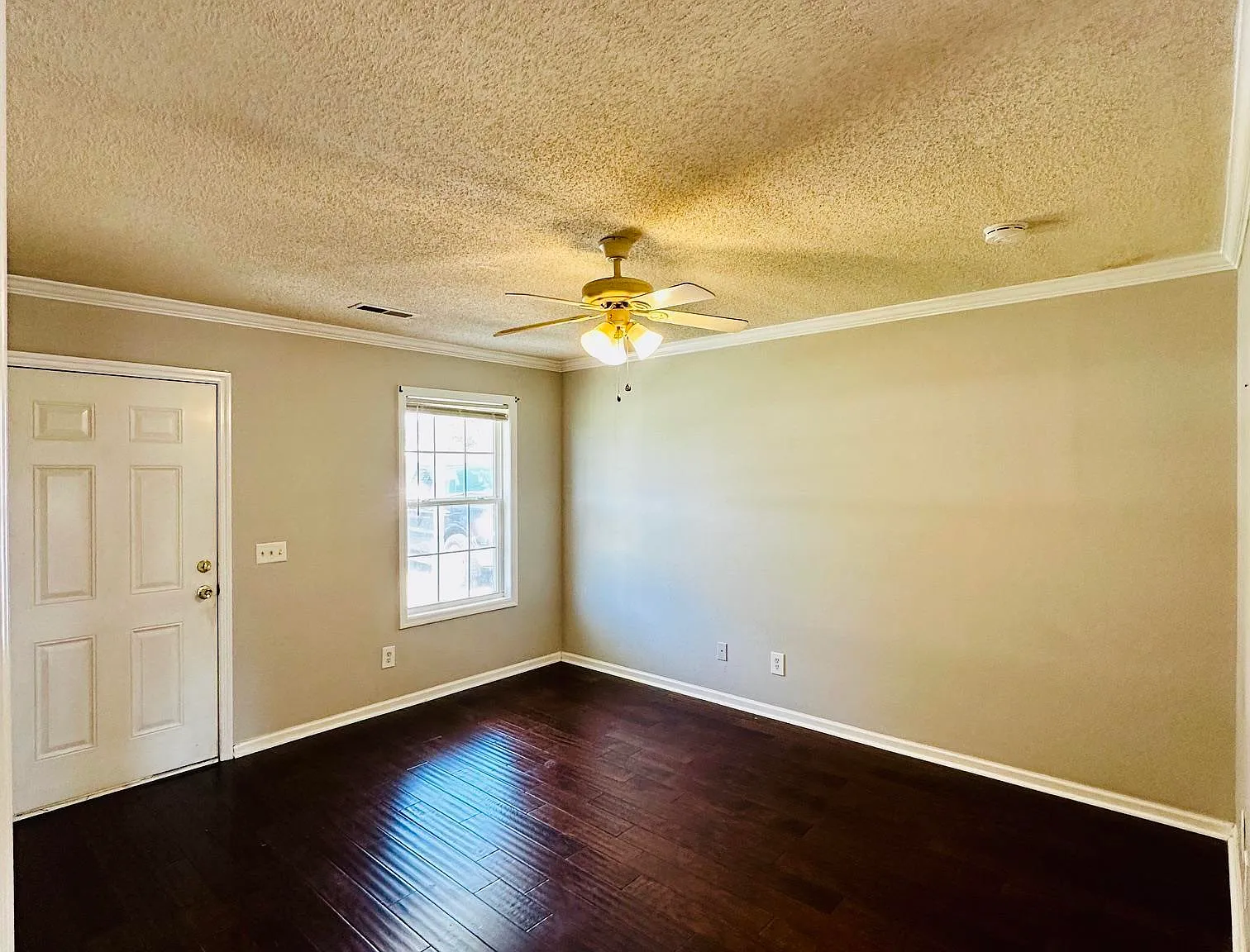 2 bed, 1.0 bath, 768 sqft, $1,250 — Photo 2