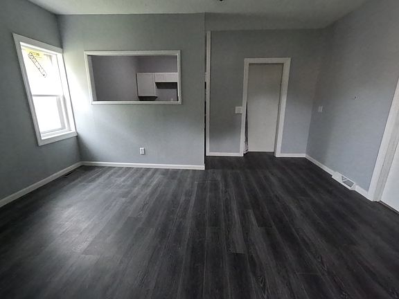 3rd image of 724 E Lawrence St