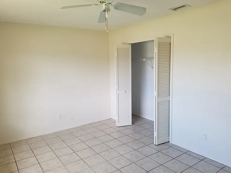 1421 SE 4th Pl — Photo 10