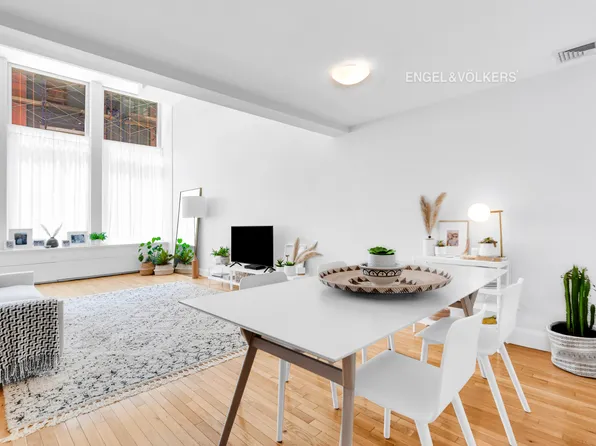 121 West 19th Street 3D image 2 of 11