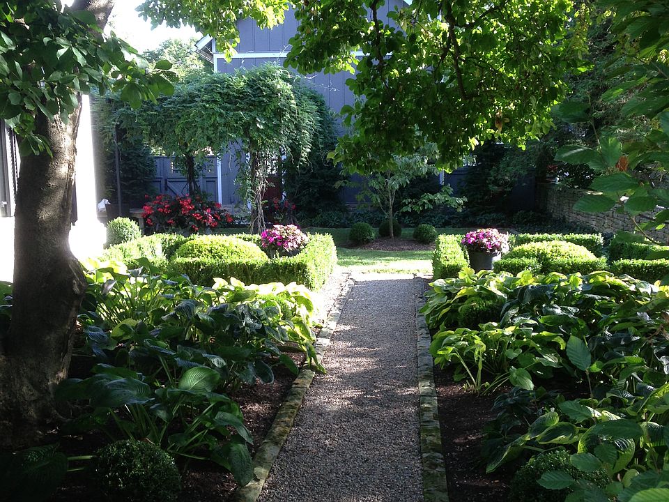 1st image of 223 E Elm St