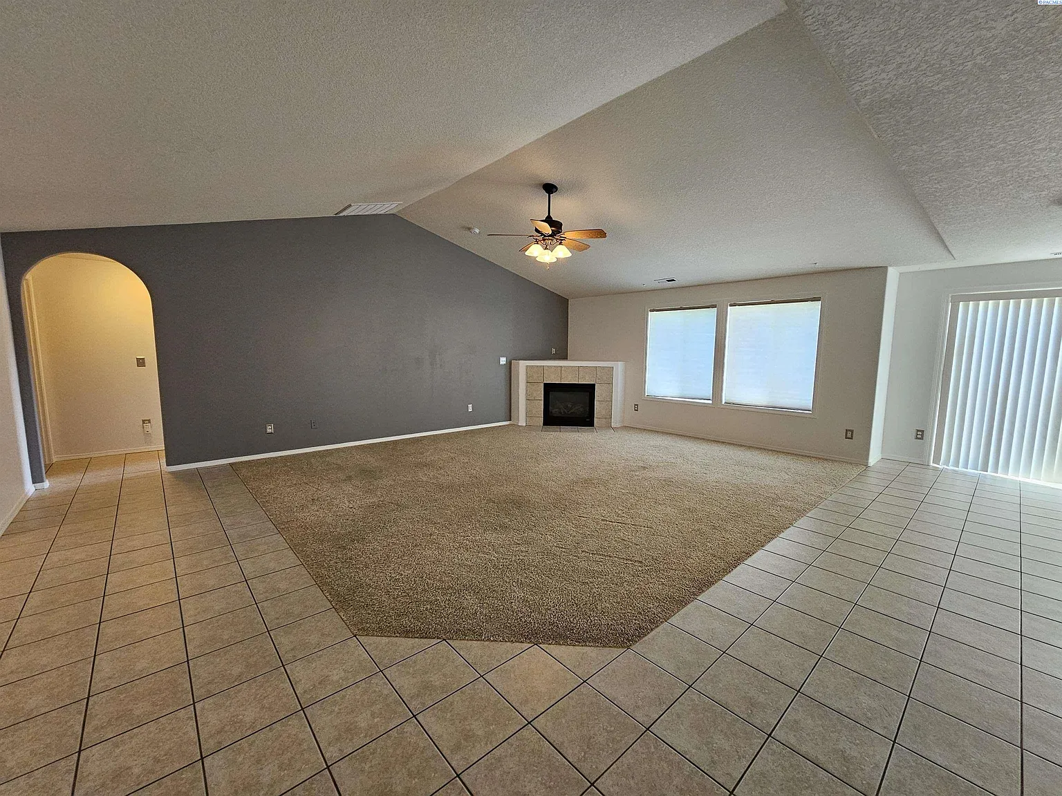4 bed, 2.0 bath, 1941 sqft, $2,595 — Photo 3