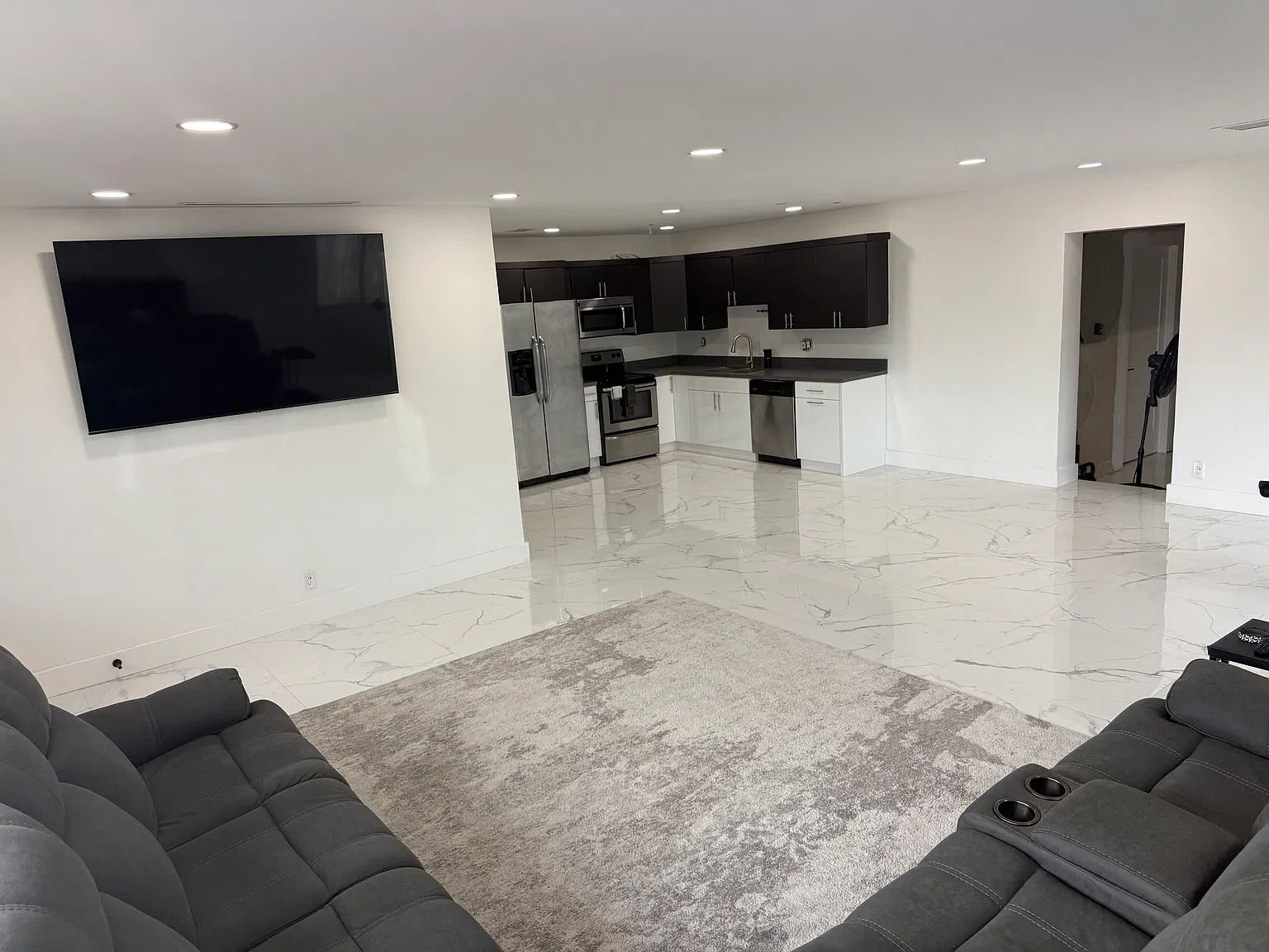 4 bed, 2078 sqft, $3,200 — Photo 3