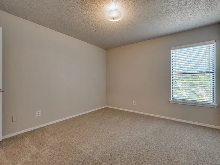 Quail Hollow Apartments — Photo 30