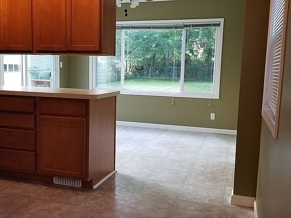 4th image of 819 Davies Ave