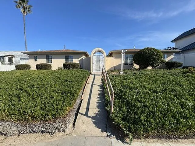 5062.5 Santa Monica Ave #5062.5