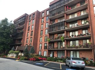 125 Acacia Dr #105, Indian Head Park, IL 60525