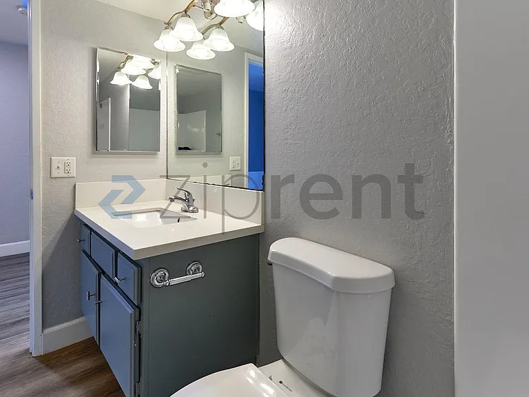 213 E Acacia St #C — Photo 16