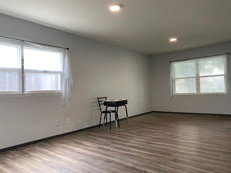 2302 S Saint Clair Ave — Photo 10