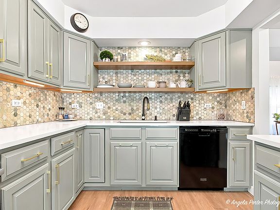 3rd image of 827 Stonebridge Ln