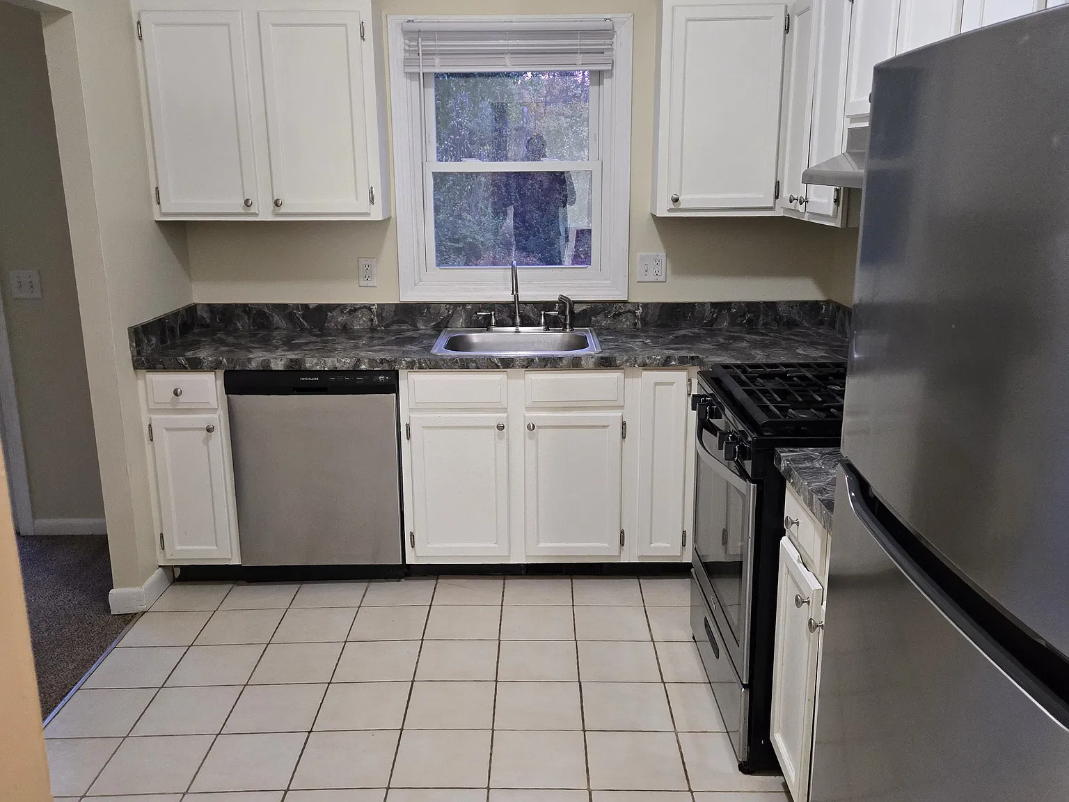 3 bed, 1.5 bath, 1086 sqft, $3,000 — Photo 4