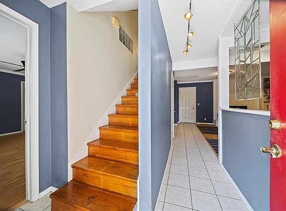 4th image of 1009 E Courtney Ave