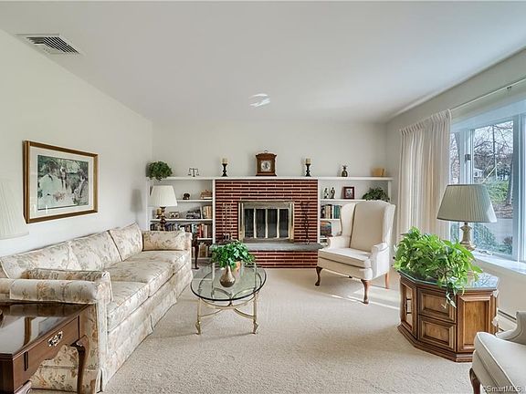 4th image of 8 Vista Dr