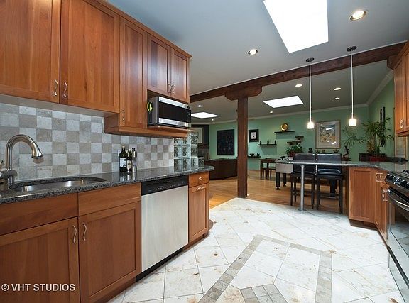 5th image of 1545 N Larrabee St #1E